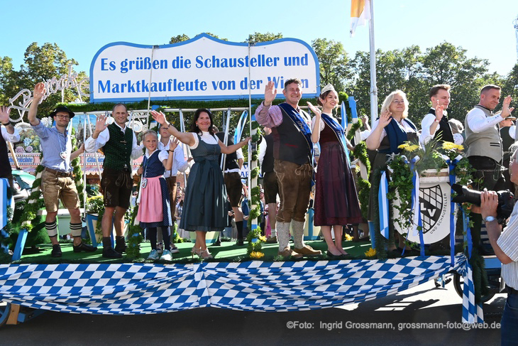  Einzug der Wiesnwirte - auch die Schausteller sind dabei (©Foto: Ingrid Grossmann) 